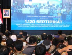 Pemerintah Serahkan 1.120 Sertipikat Tanah untuk Transmigran di Sukabumi, Wamen Ossy: Ini Pengakuan Negara