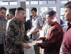 Serahkan Sertipikat ke Penggiat UMKM di Garut, Wamen Ossy Harap Masyarakat Dapat Kembangkan Usaha dan Tingkatkan Taraf Ekonomi