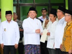 Serahkan 13 Sertipikat di Banten, Menteri ATR/Kepala BPN Ajak Organisasi Keagamaan “Keroyok” Percepatan Sertipikasi Tanah Wakaf