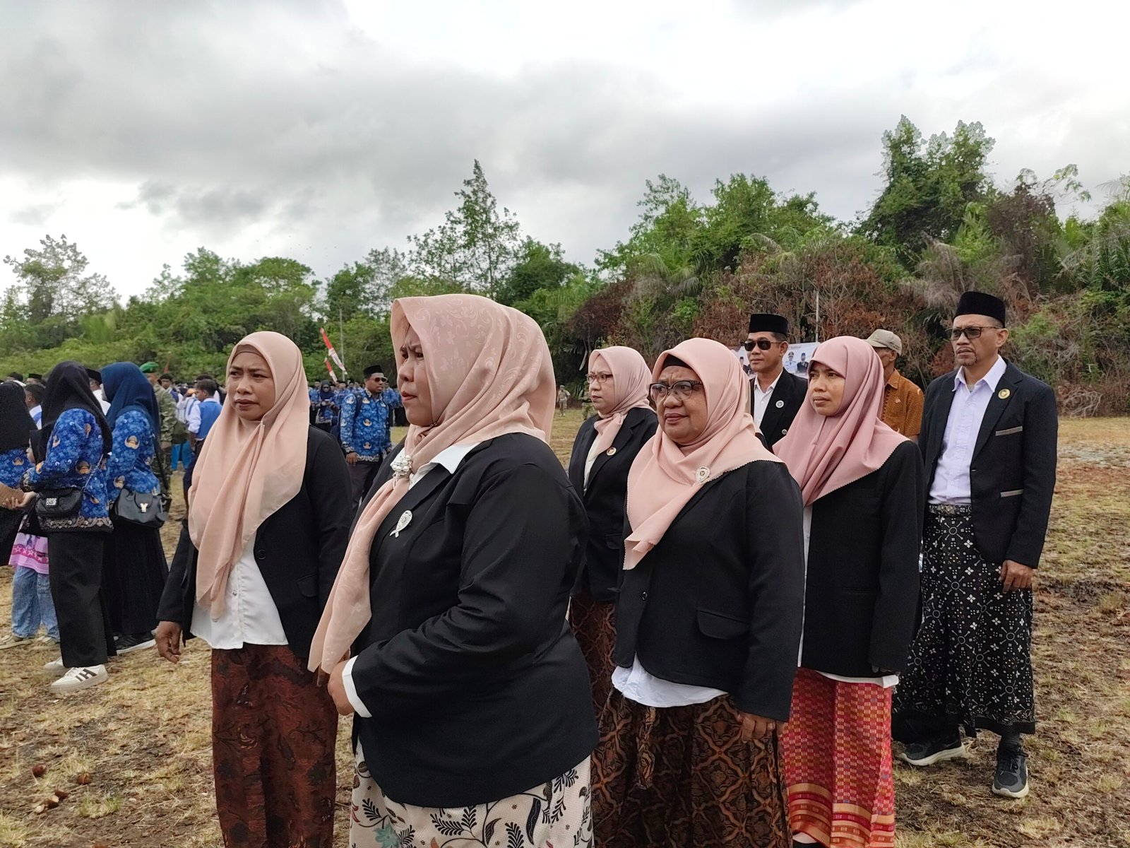 Para ASN Kemenhaj Halsel saat mengikuti Upacara HUT ke-81 RI di Lapangan Asombang 